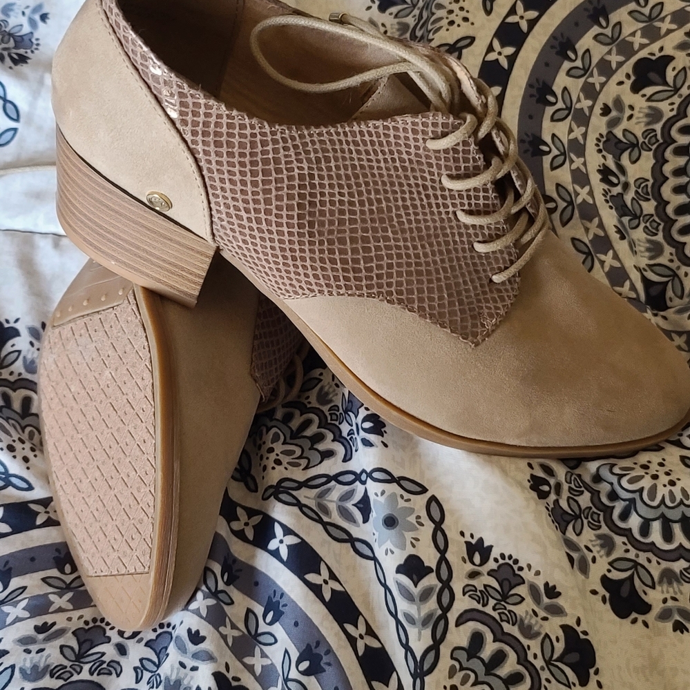 Women's 9.5 Gloria Vanderbilt oxford heel